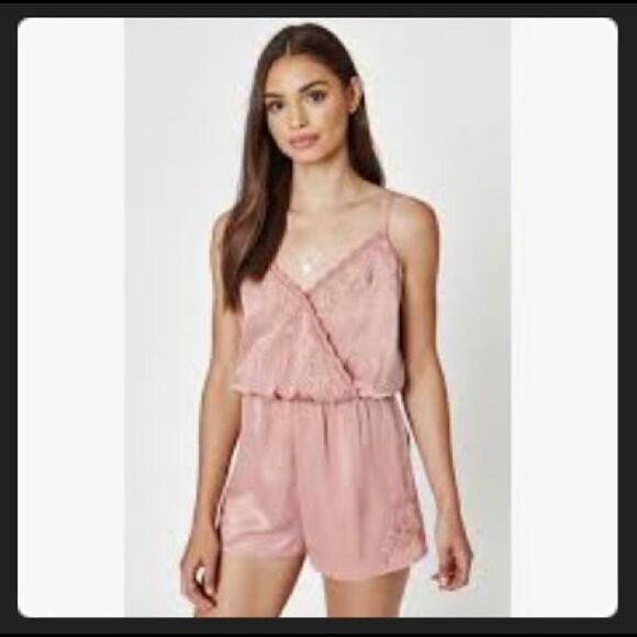 Kendall and Kylie rose colored romper - Picture 1 of 5